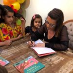 Autografando livros.